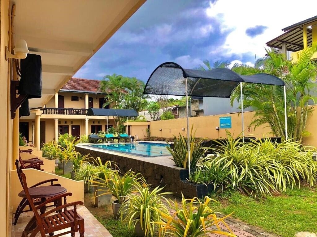 Отель Drifters Hotel 2*