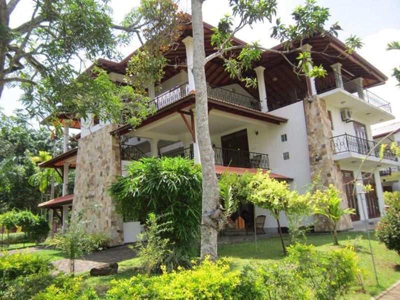 Отель Cinnamon Lake Inn 4*