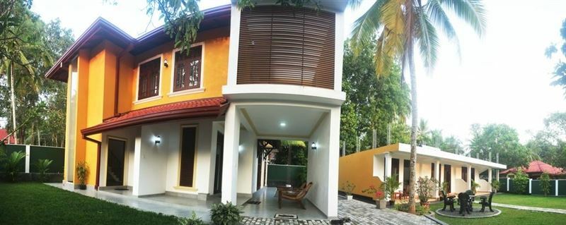 Готель Villa De White Sambur 3*