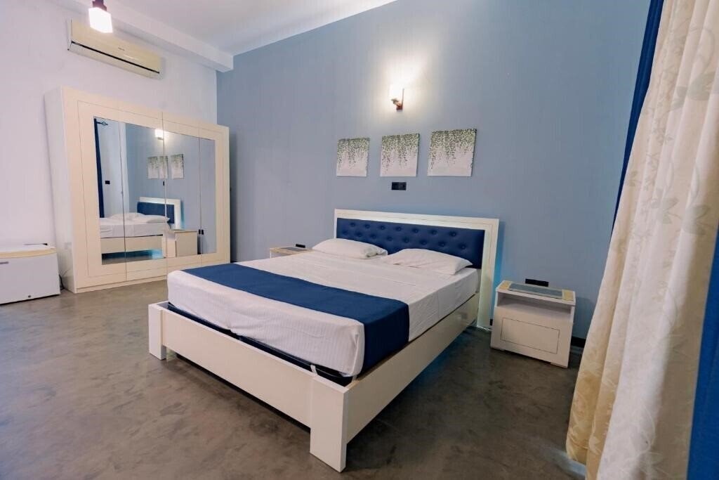 Отель Blue Fox 3*