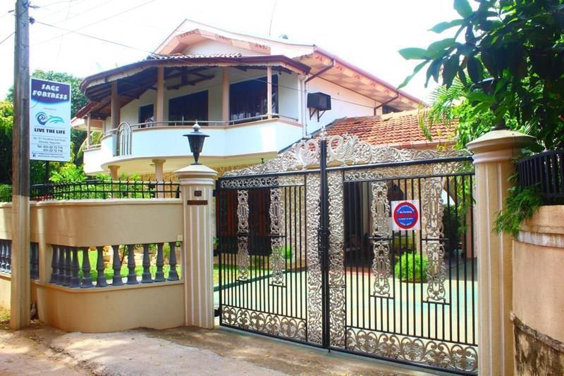 Готель Sage Fortress Hotel 2*