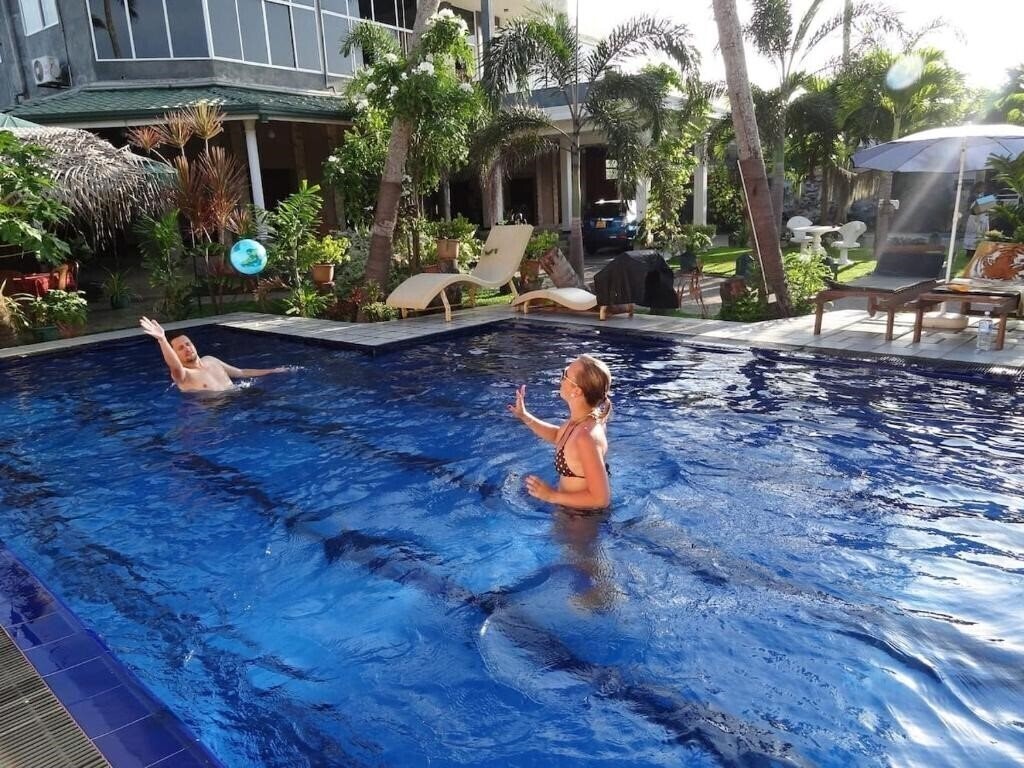 Отель Maple Leaf 2*