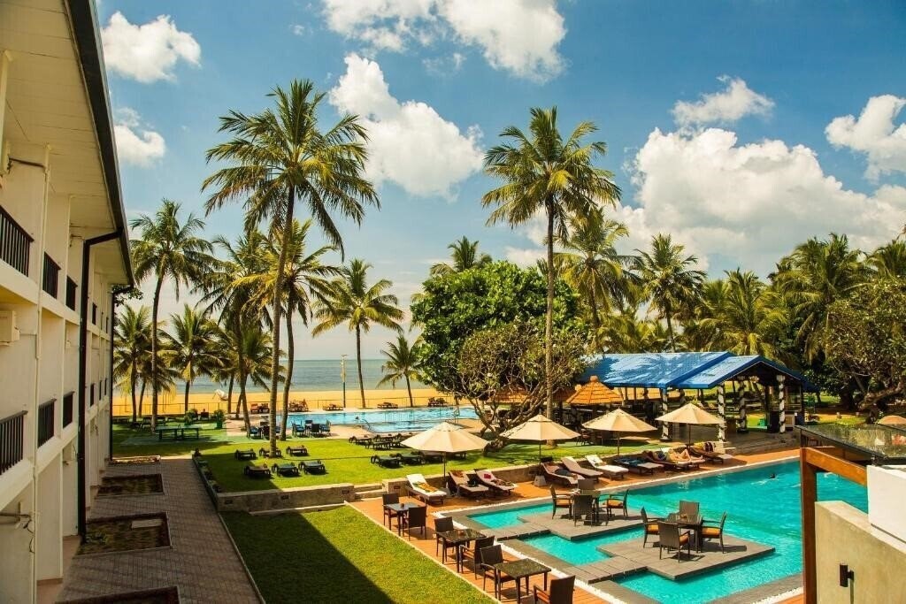 Отель Camelot Beach 3*