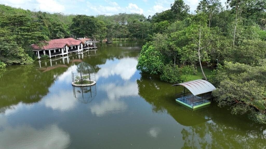 Отель Lake Serenity Boutique Hotel Ratnapura 3*