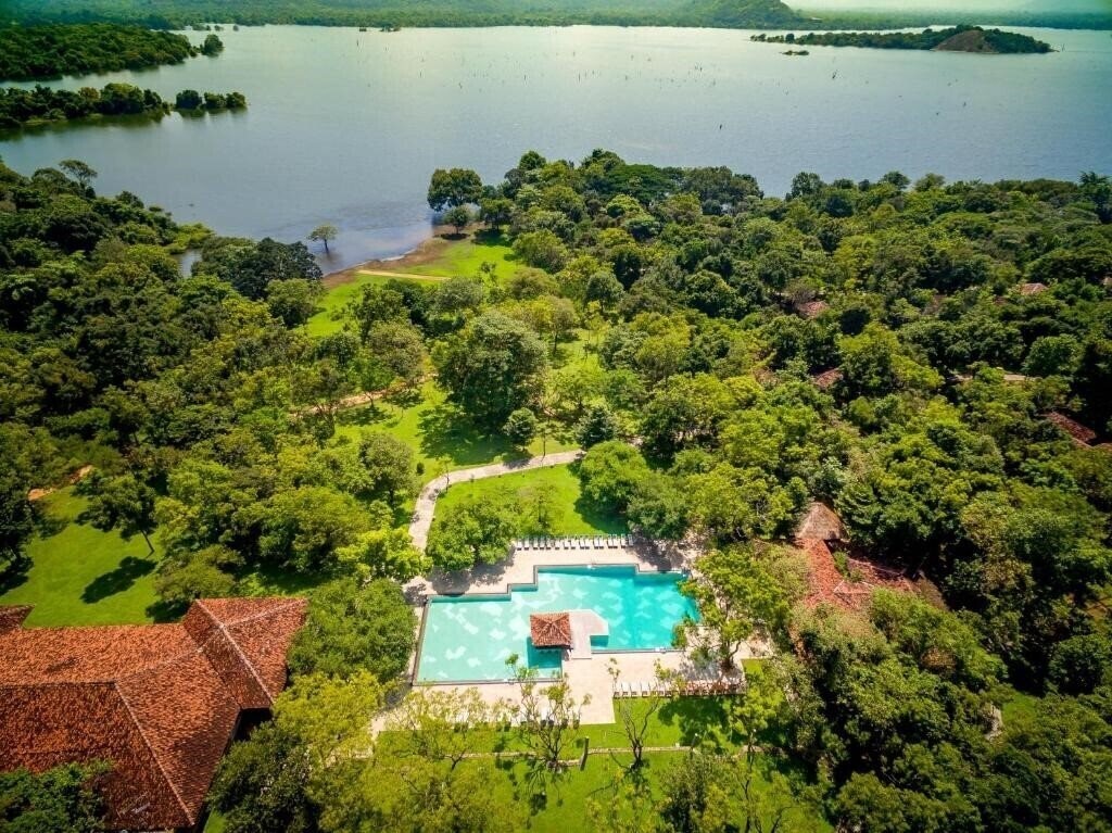 Отель Amaya Lake 4*
