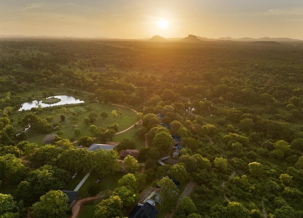 Отель Ayugiri Ayurveda Wellness Resort Sigiriya 5*
