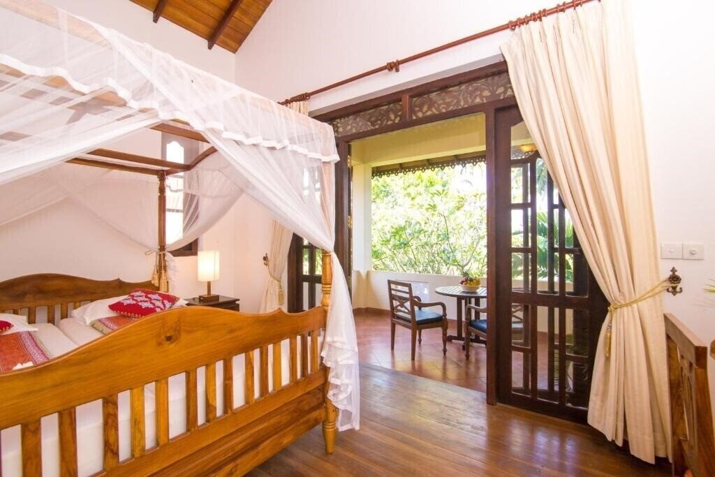 Фото Lanka Beach Bungalows & Villa 4*