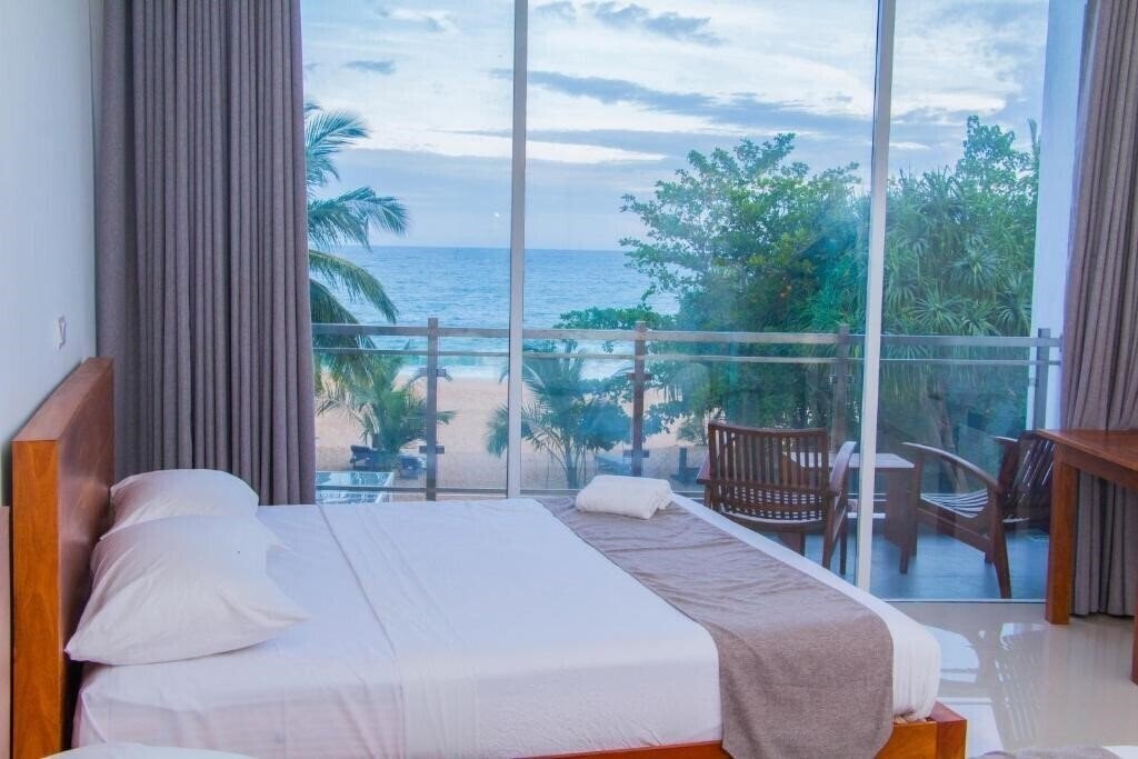 Фото Marakolliya Beach Resort 2*