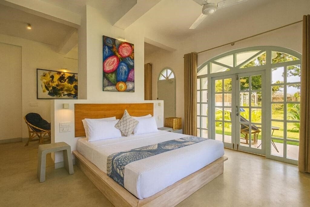 Отель Solara Beach House 4*