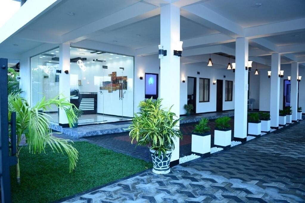 Фото Liyonaa Beach Hotel (Adults Only) 3*