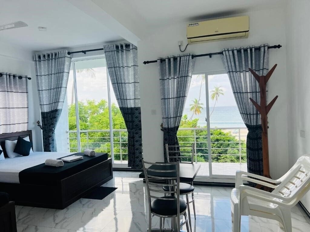 Картинка Liyonaa Beach Hotel (Adults Only) 3*