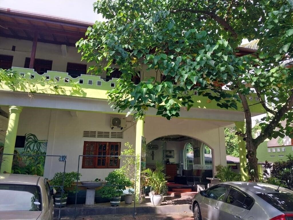 Фото Happy Night Holiday Inn 3*