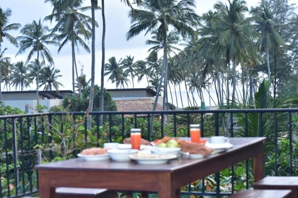 Отель Green Almond Hotel 2*