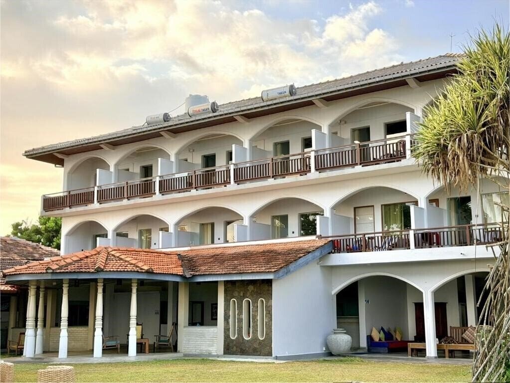 Готель Sri Gemunu Beach Resort 3*