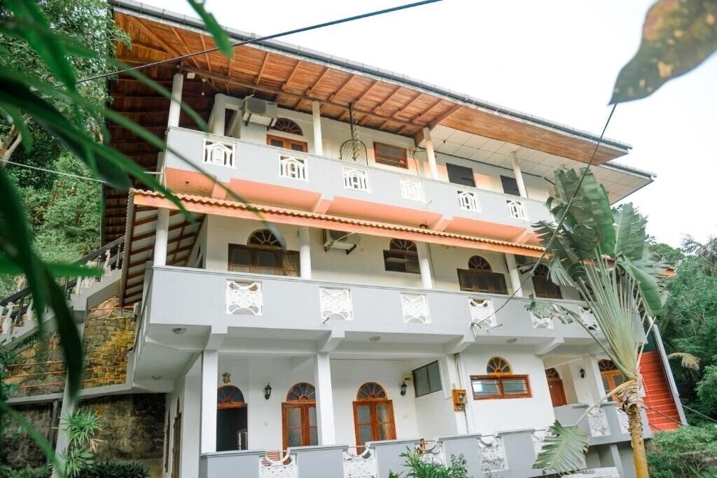 Отель Rock House Unawatuna 3*