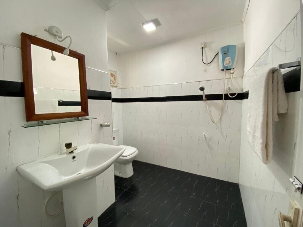 Готель Beach Walk Hotel 2*