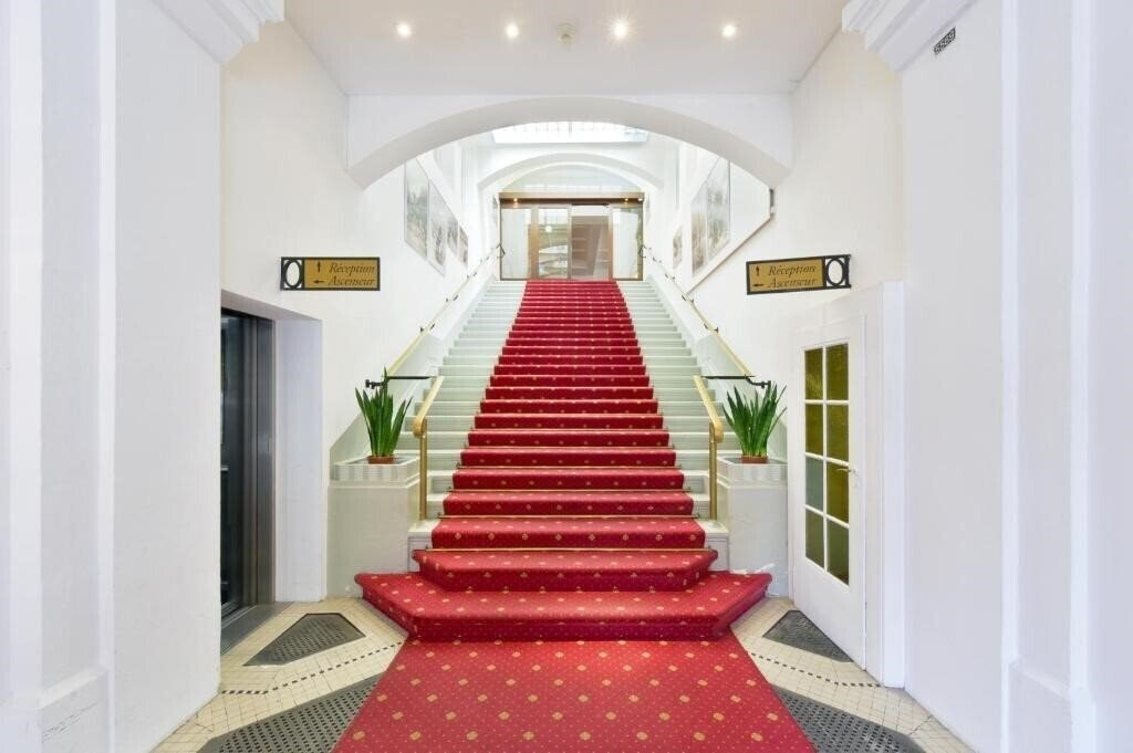 Отель Helvetie 3*