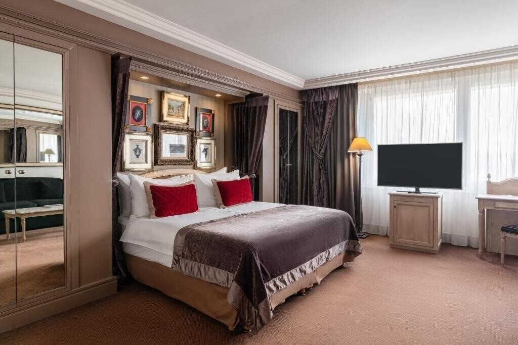 Отель Hotel Royal by Manotel 4*