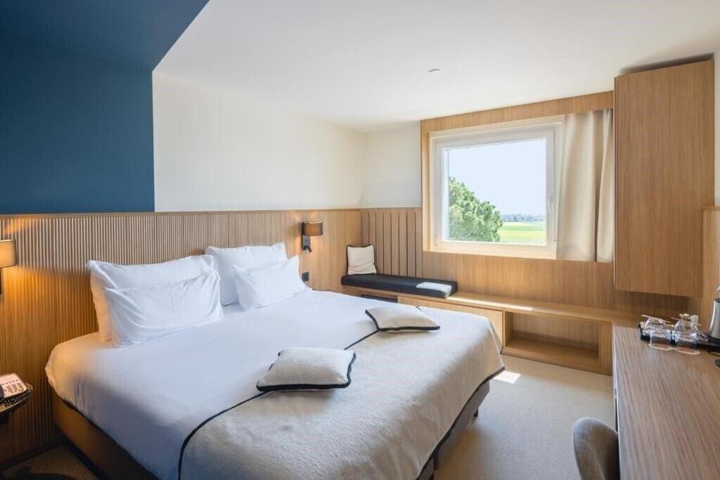 Фото Everness Hotel & Resort 3*