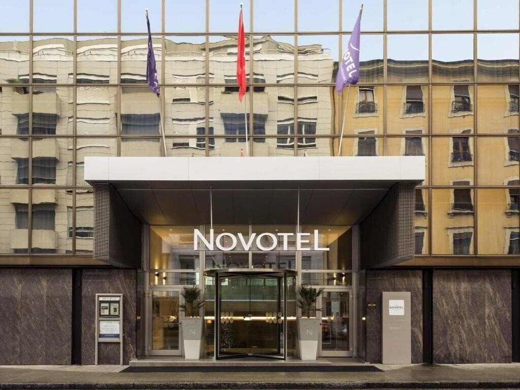 Отель Novotel Centre 4*