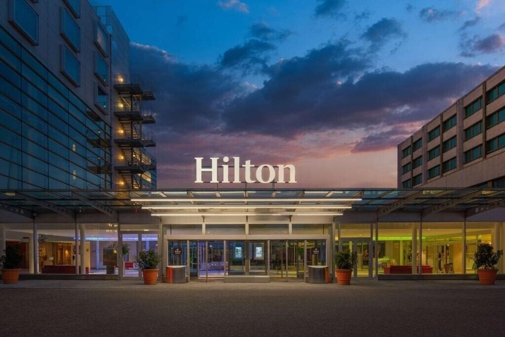 Отель Hilton Geneva Hotel & Conference Centre 4*