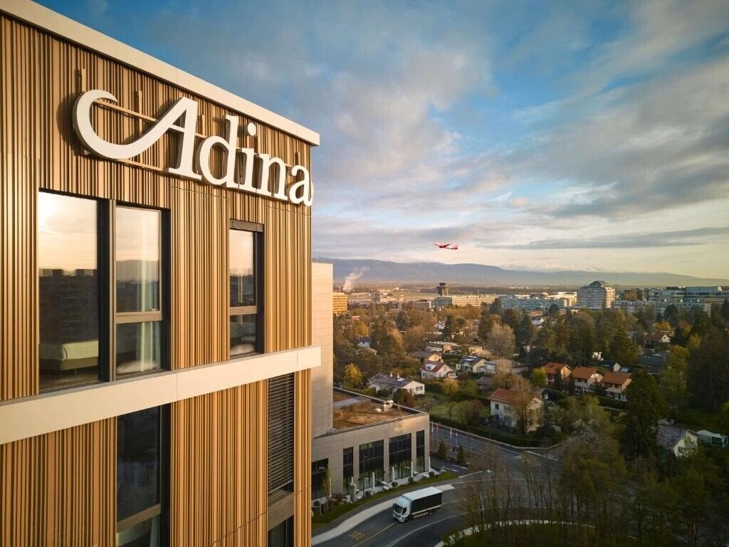 Отель Adina Apartment Hotel Geneva 4*