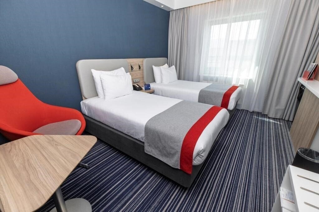 Отель Holiday Inn Express Geneva Airport by IHG 3*