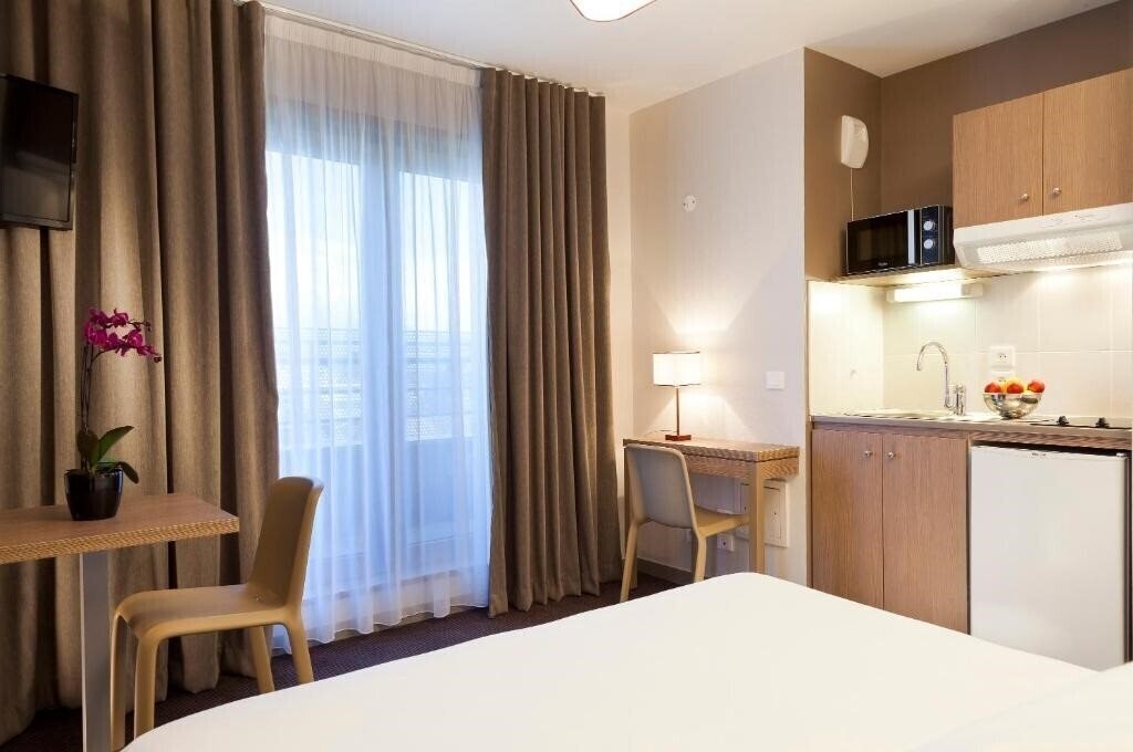 Фотография Neho Suites Porte de Geneve - Gare Annemasse 3*