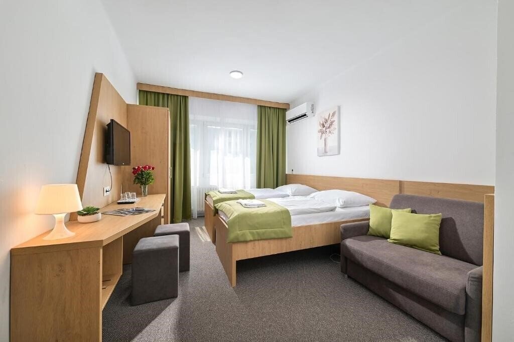 Отель Hotel Plus 2*