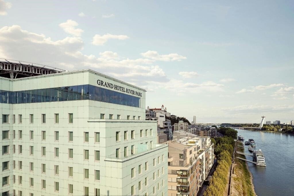 Отель Kempinski Hotel River Park 5*