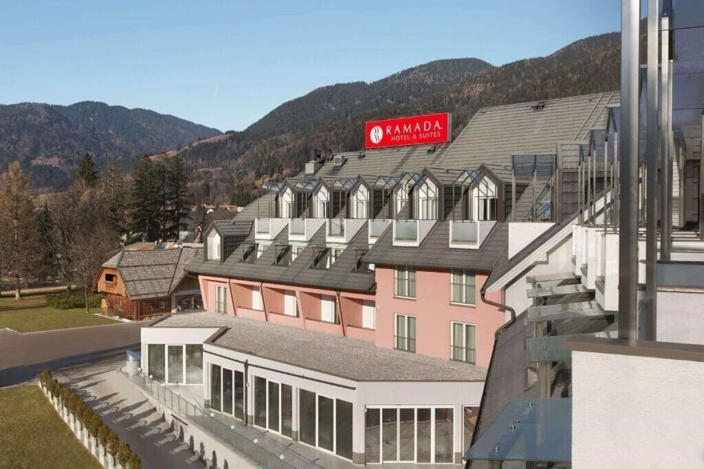 Готель Ramada Hotel & Suites 4*