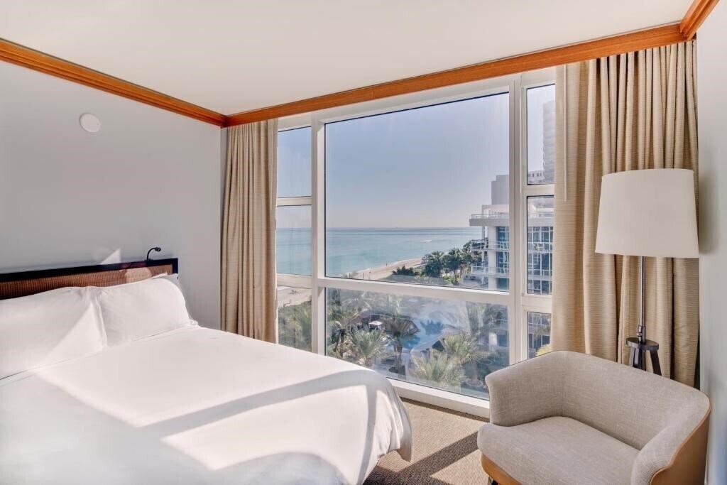 Фото Carillon Miami Beach 5*