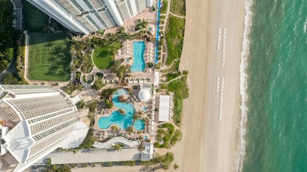 Отель Trump International Beach Resort 5*