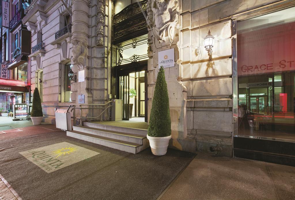Готель La Quinta Inn & Suites Manhattan 3*