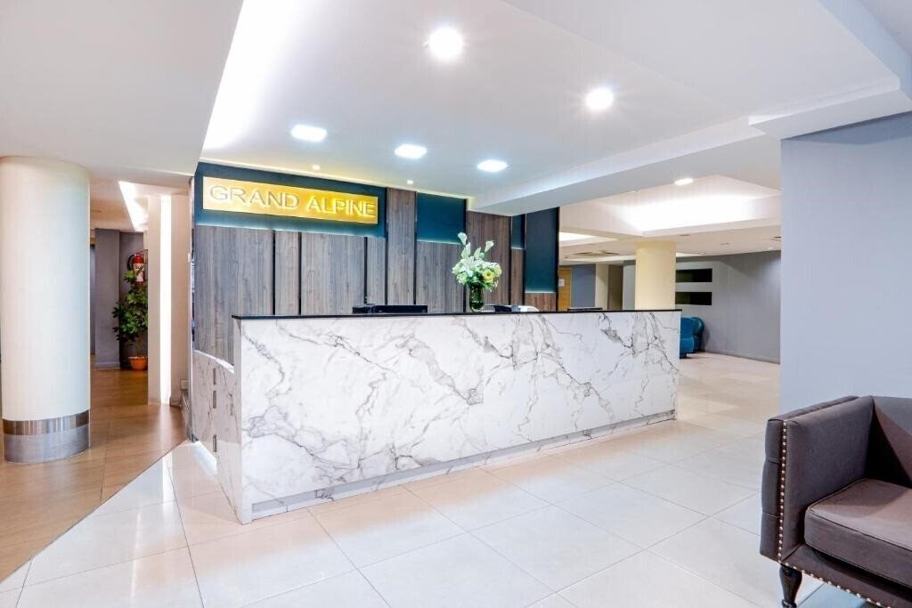 Отель Grand Alpine Hotel 3*