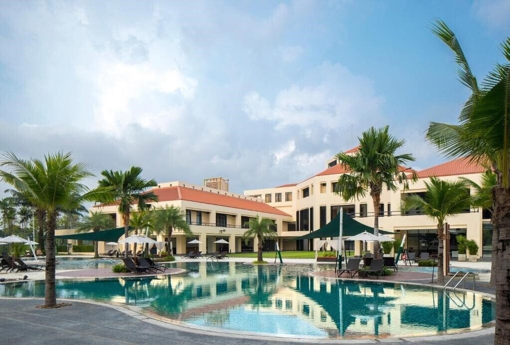 Отель Eastin Thana City Golf Resort 4*