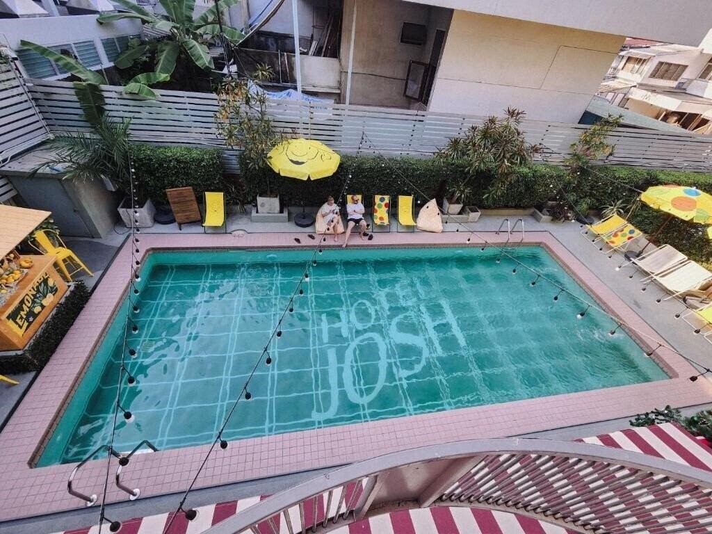 Отель Josh Hotel 3*