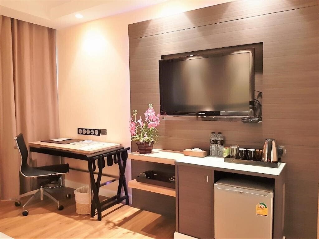 Готель Amora NeoLuxe Hotel 4*