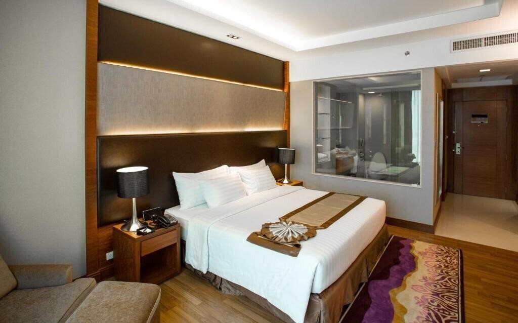 Отель The Grand Fourwings Convention Hotel Bangkok 5*