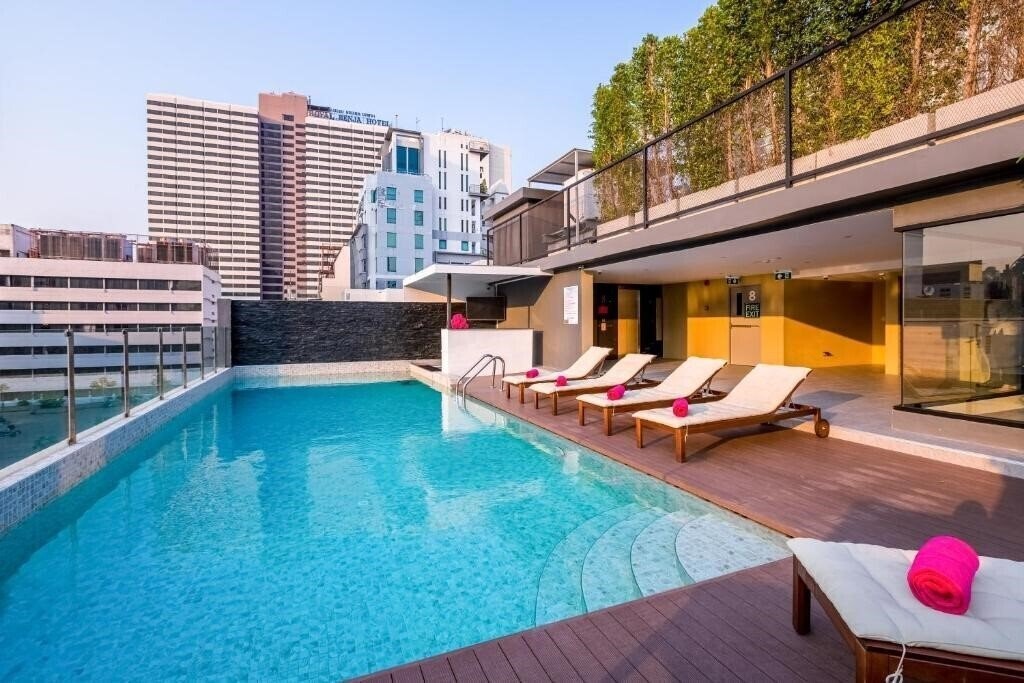 Отель Glow Sukhumvit 5 4*