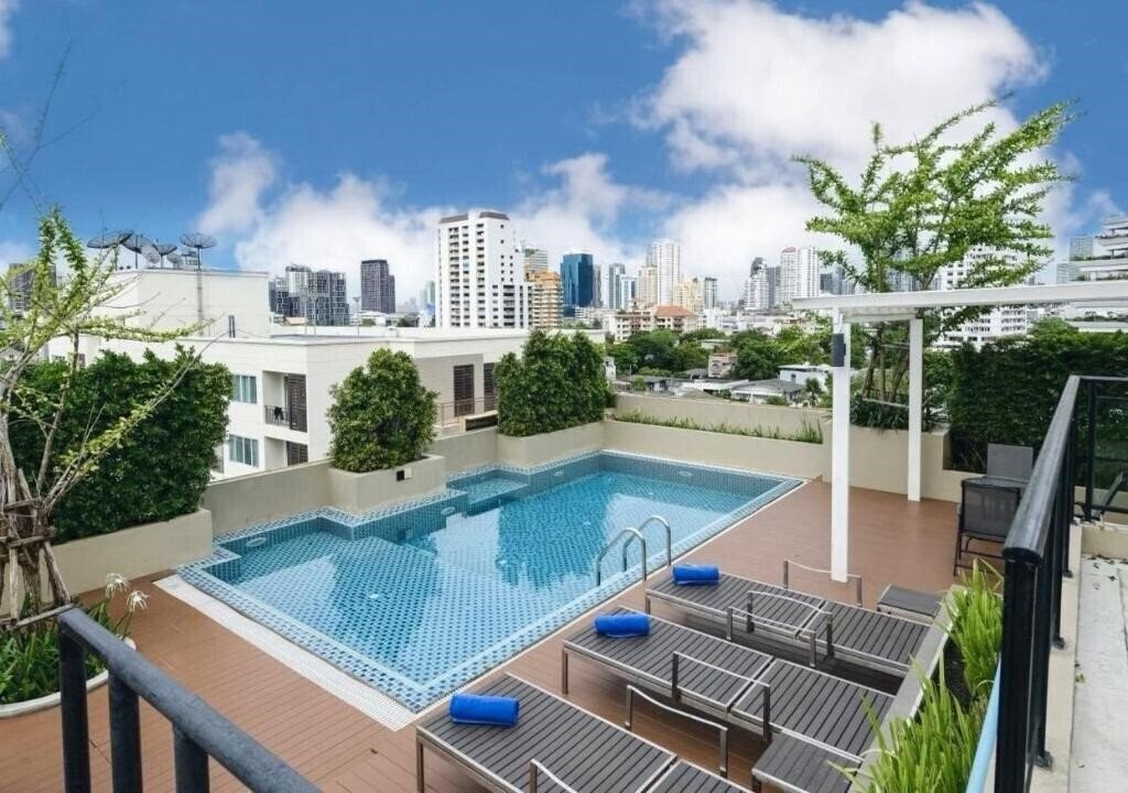 Отель Ramada by Wyndham Bangkok Ten Ekamai Residences 3*