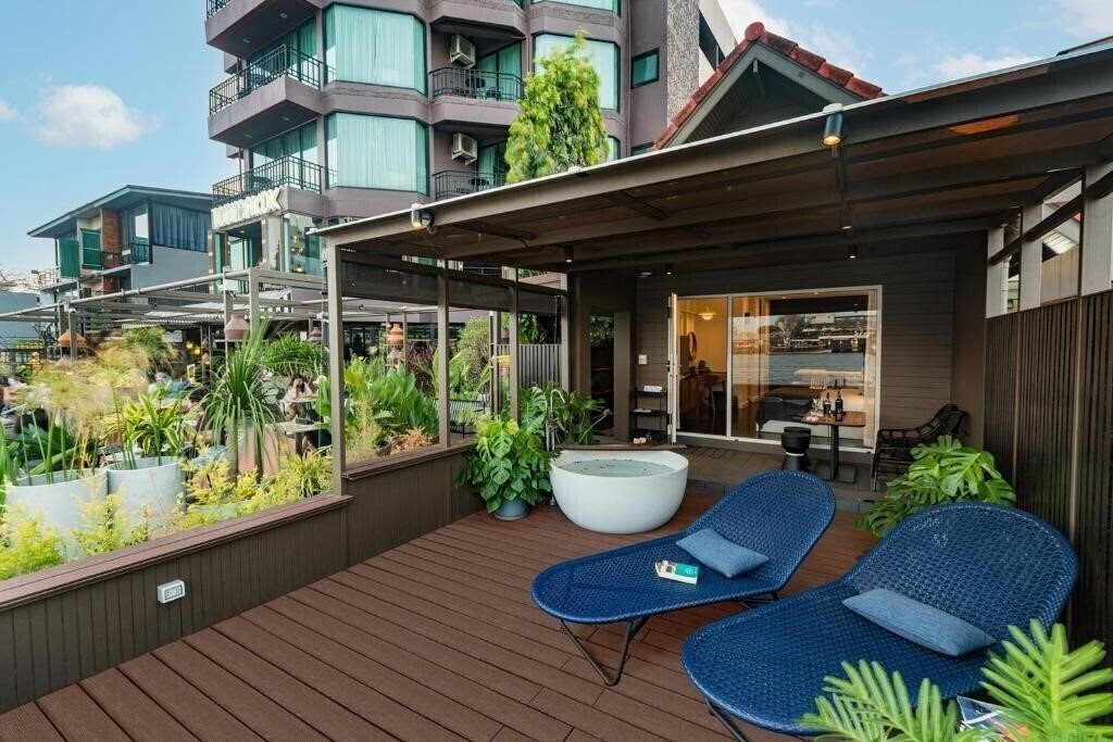 Отель Baan Wanglang Riverside Bangkok 4*