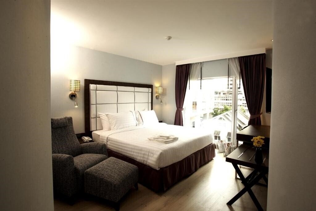 Фото S Sukhumvit Suites 3*