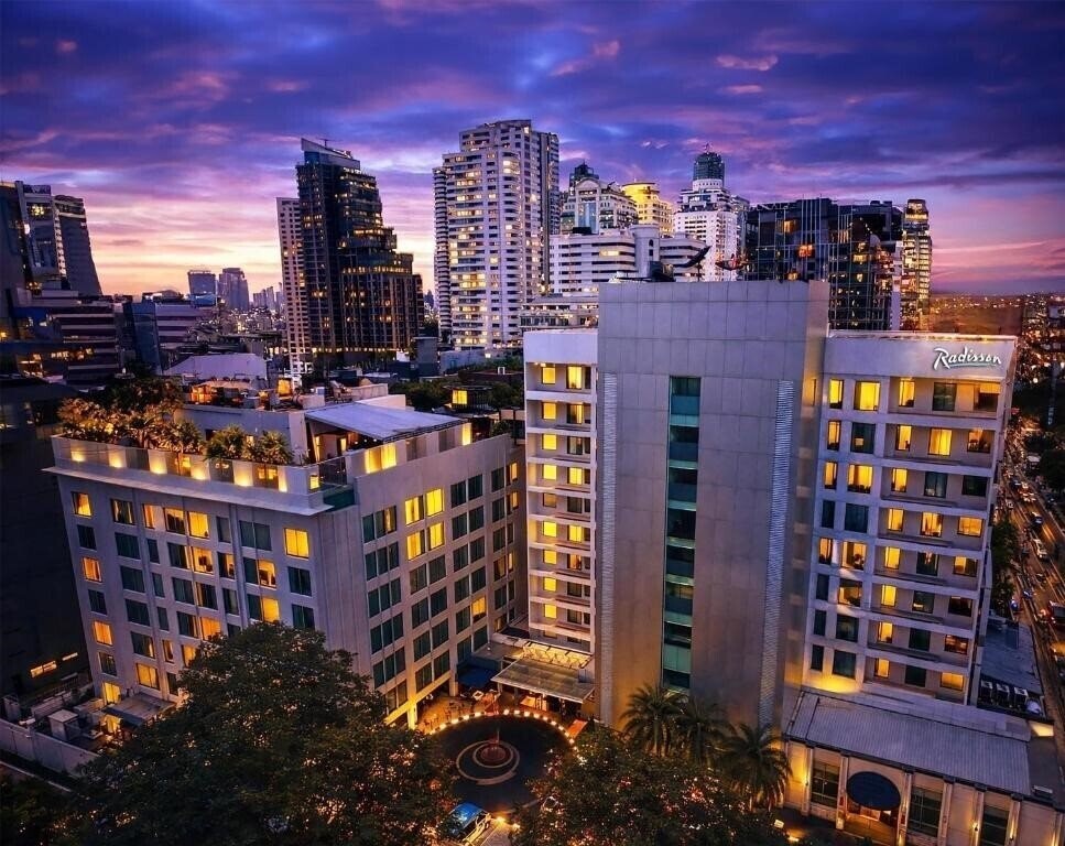 Готель Radisson Suites Bangkok Sukhumvit 3*
