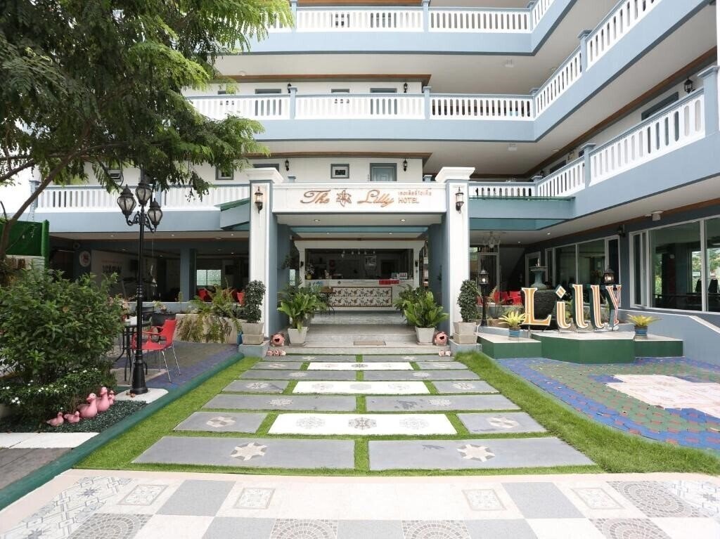 Отель The Lilly Hotel 3*