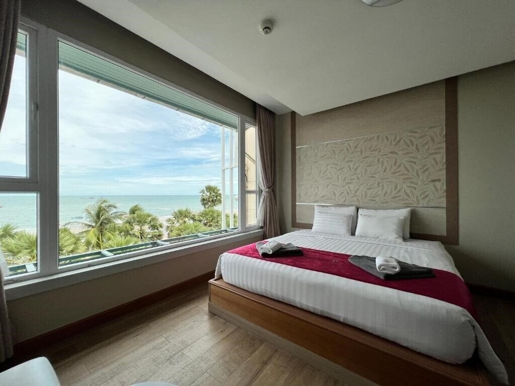 Отель The Beach Front Resort 3*