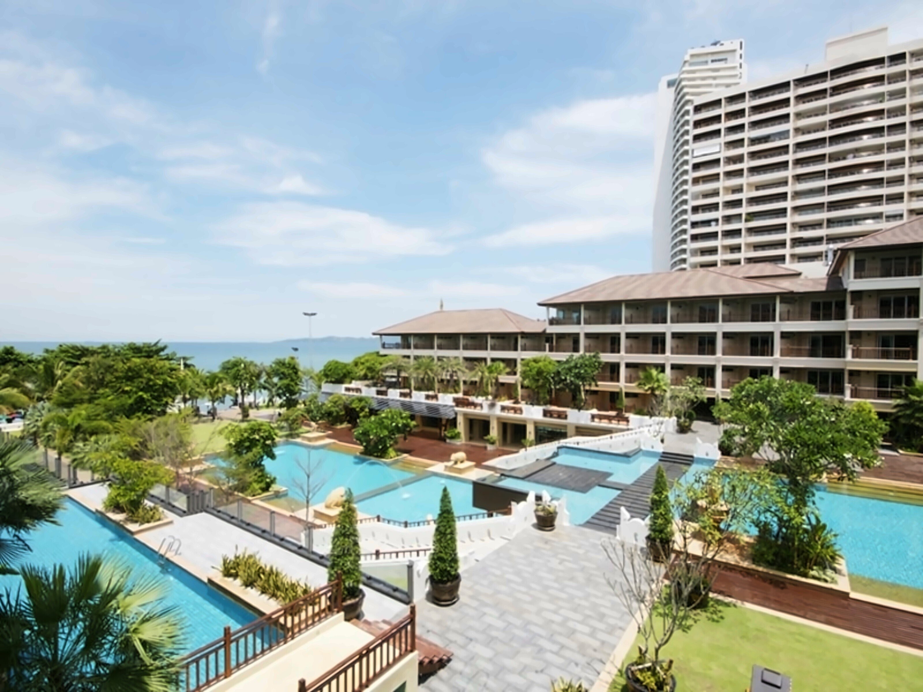 Отель The Heritage Pattaya Beachfront Resort 4*