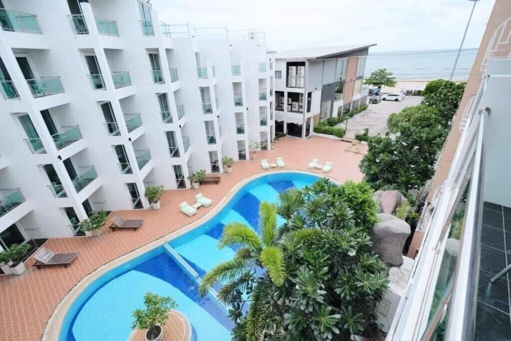 Отель Dragon Beach Resort Jomtien 3*
