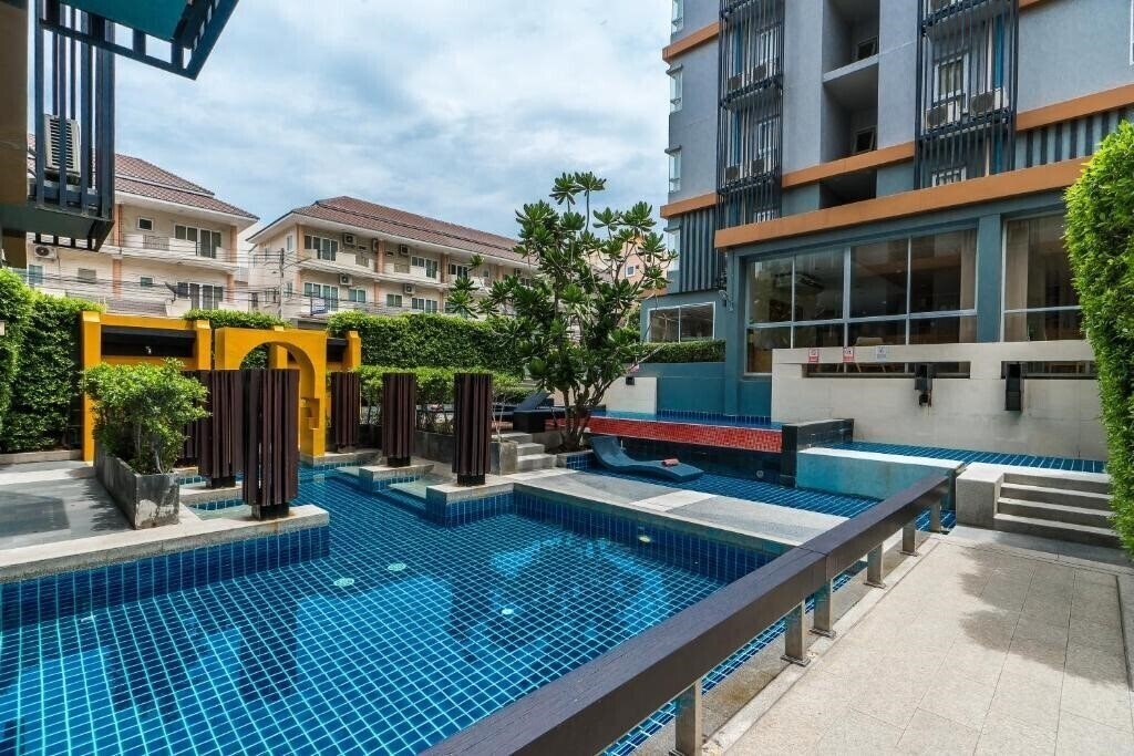 Отель The Grass Serviced Suites Pattaya 4*