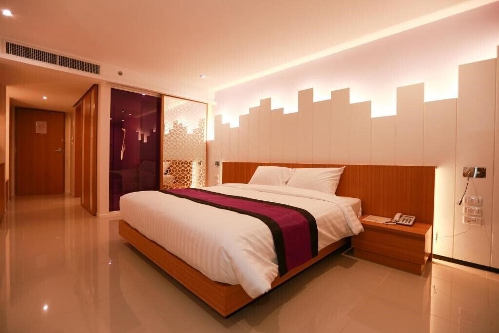 Отель The Whisper Hotel 3*